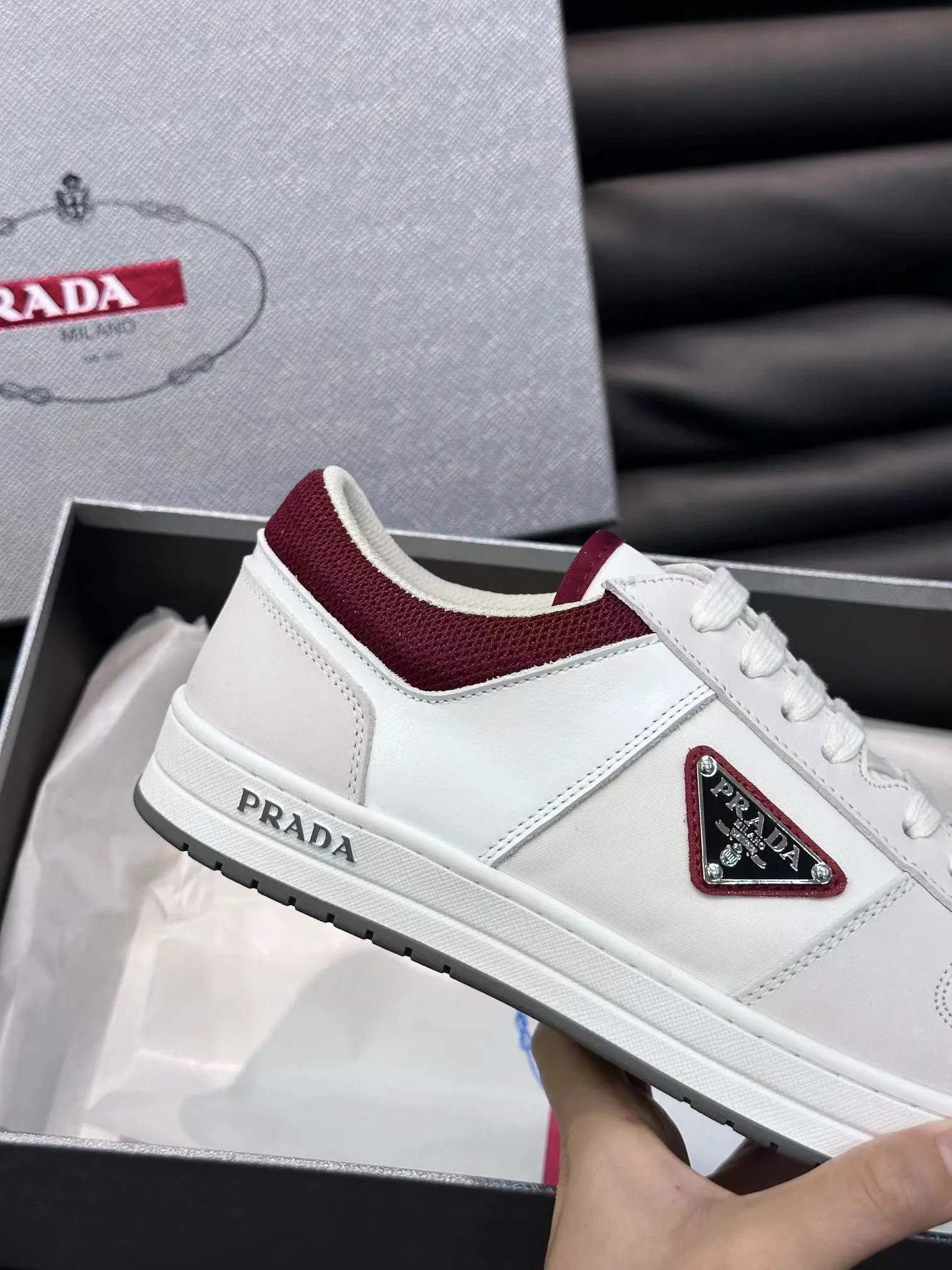 Factory price: 400💰Prada new men's leather sports shoes, the highest version on the market, any comparison is welcome🆚! The original leather has excellent texture and is super high-end! Fetal sheep net lining imported from Italy, removable pad! Luxurious materials and fine workmanship, highly recommended! Code number: 38-44, customized 45